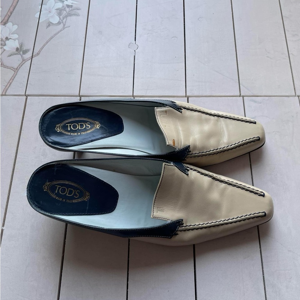 Tod's Cream and Black Leather Loafers - Picture 2 of 7